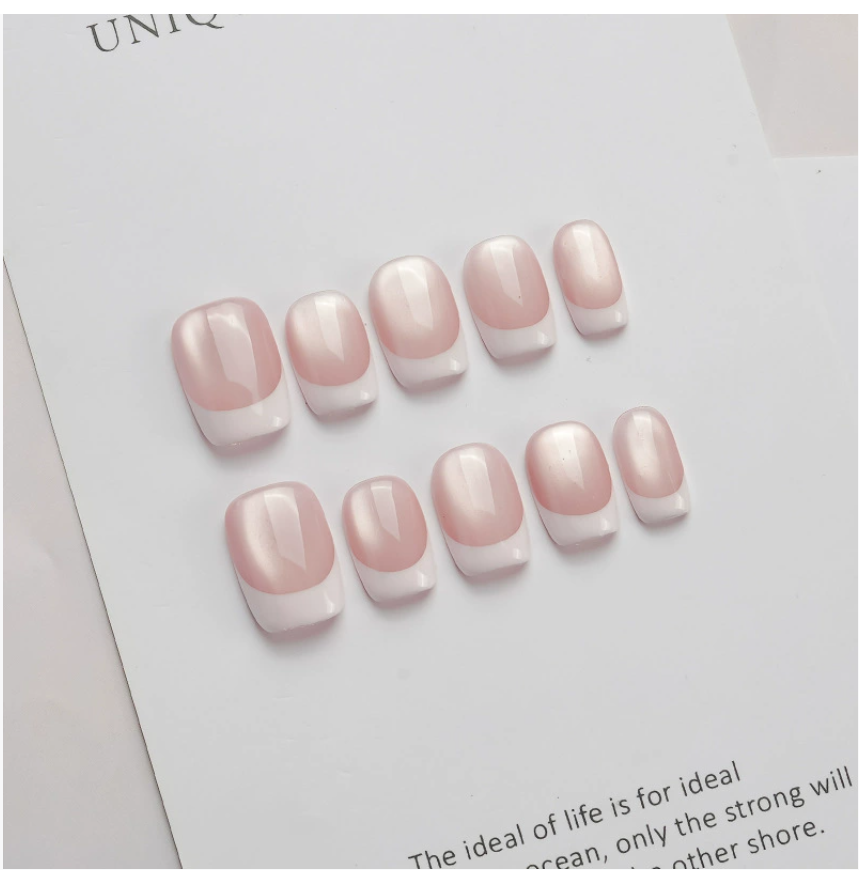 Накладные ногти ручной работы в телесно-розовом цвете с французским маникюром и акцентами в виде кошачьих глаз, нарисованных вручную. Минималистичные короткие ногти. Готовые искусственные ногти. Короткая форма.