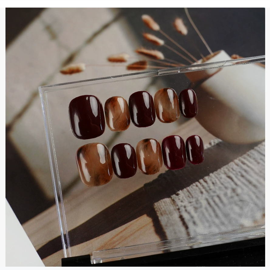 Ручной нейл-арт в розовом цвете «вишневого цвета» с ручной росписью в коричневом омбре для элегантного образа Готовые к использованию наклейки для нейл-арта короткой длины