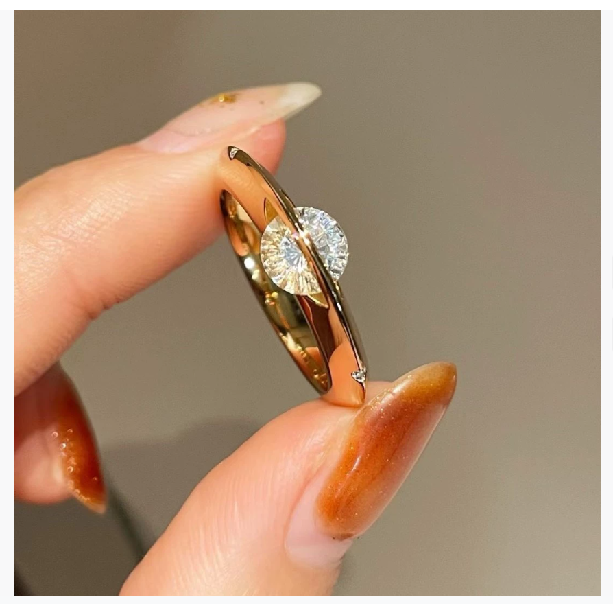 Кольцо Denise's Little Red Book, вдохновленное эфирной орбитой планет Роскошный дизайн с сверкающими бриллиантами Поворотный