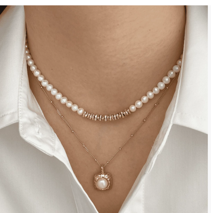 Изысканное золотистое колье с серебристыми вкраплениями из жемчуга, серьги-гвоздики и браслет от Denise Элегантные серьги и аксессуары для ушей с оригинальным дизайном и неповторимым стилем