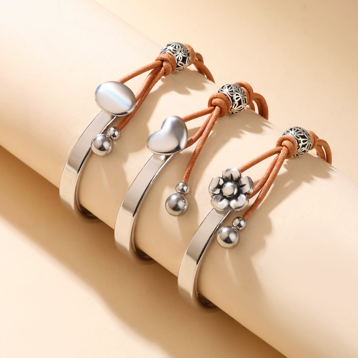 Трансграничный бестселлер Браслет в богемном стиле из лоскутков Кожаный шнурок с маленькими ромашками Минималистичный серебристый кожаный браслет Браслет из лоскутков