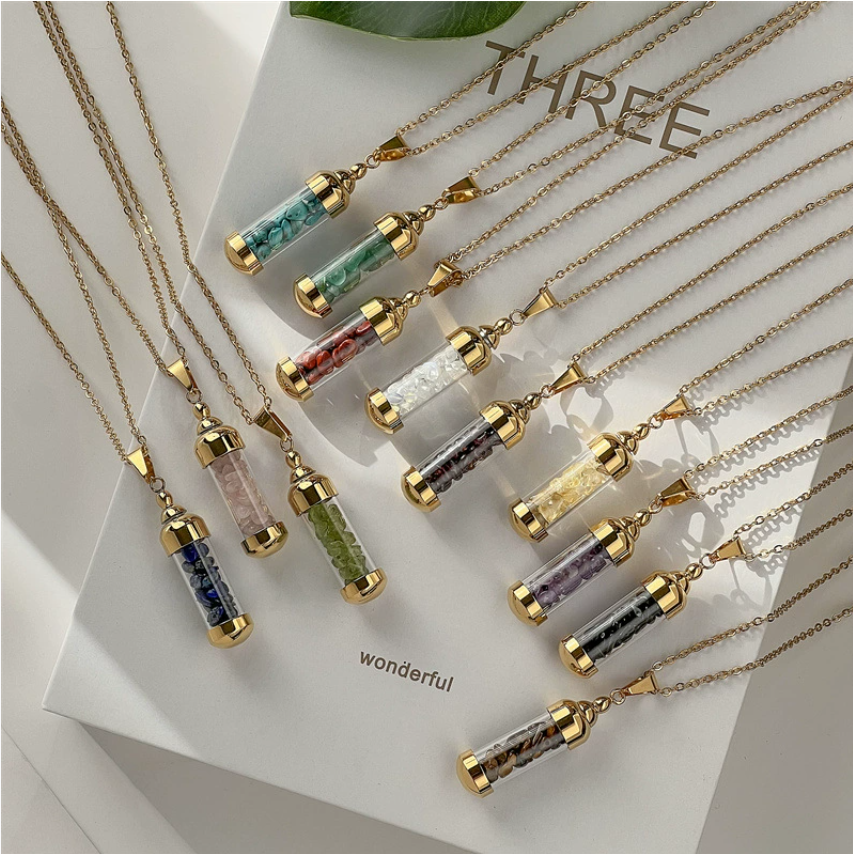 Трансграничная мода: кулон-флакон с духами и разноцветным камнем в виде бутылочки желаний, кулон из нержавеющей стали на цепочке-чокере.