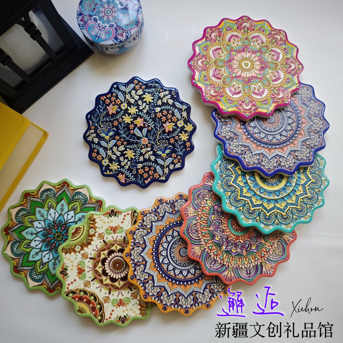 Керамическая подставка под стакан в этническом стиле Синьцзяна с рельефным золотым тиснением. Нескользящая термостойкая подставка. Сувенир для путешественников. Подарок. Памятный предмет.