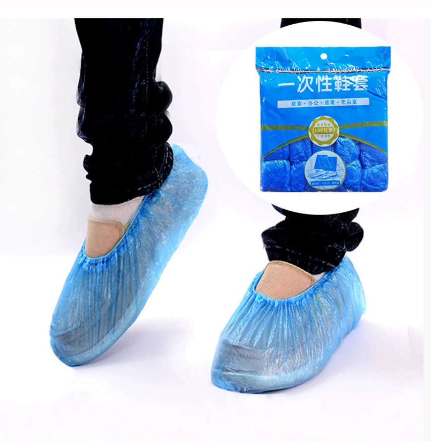 Пластиковые одноразовые бахилы из полиэтилена для защиты обуви в помещении и на улице для домашнего использования. Пыле- и водонепроницаемые. Прямая поставка от производителя для машинных залов и мастерских.