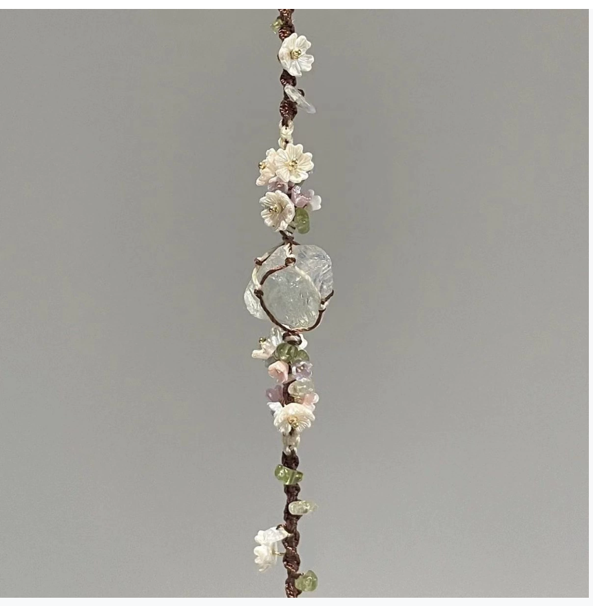 Xiaohongshu Вирусный оригинальный дизайн Браслет из синтетического кристалла и необработанного камня ручной работы — идеальный подарок на день рождения для вашей лучшей подруги