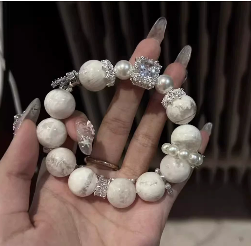 Снежинка-фантом: браслет из белого кристалла кубической огранки с бусинами «снежная буря» и сверкающими бриллиантовыми жемчужинами. Роскошный подарок для вашей девушки.