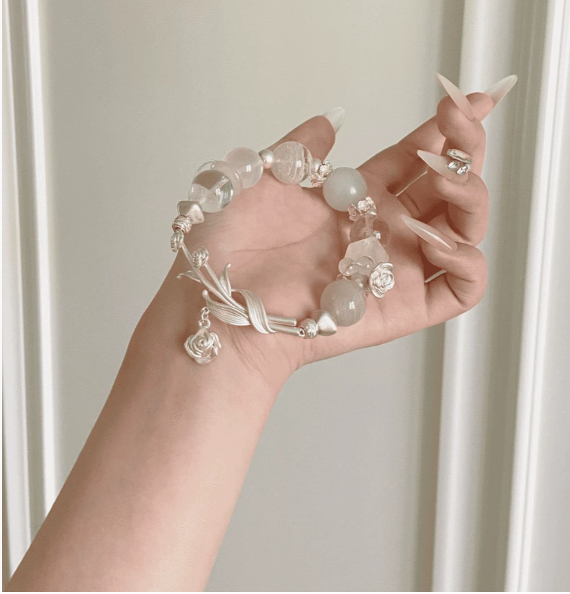 Браслет Qiqi «Белая роза» Ethereal Moonlight, серия Goddess Edition, полубраслет, полупрозрачный, с бусинами в виде снежинок