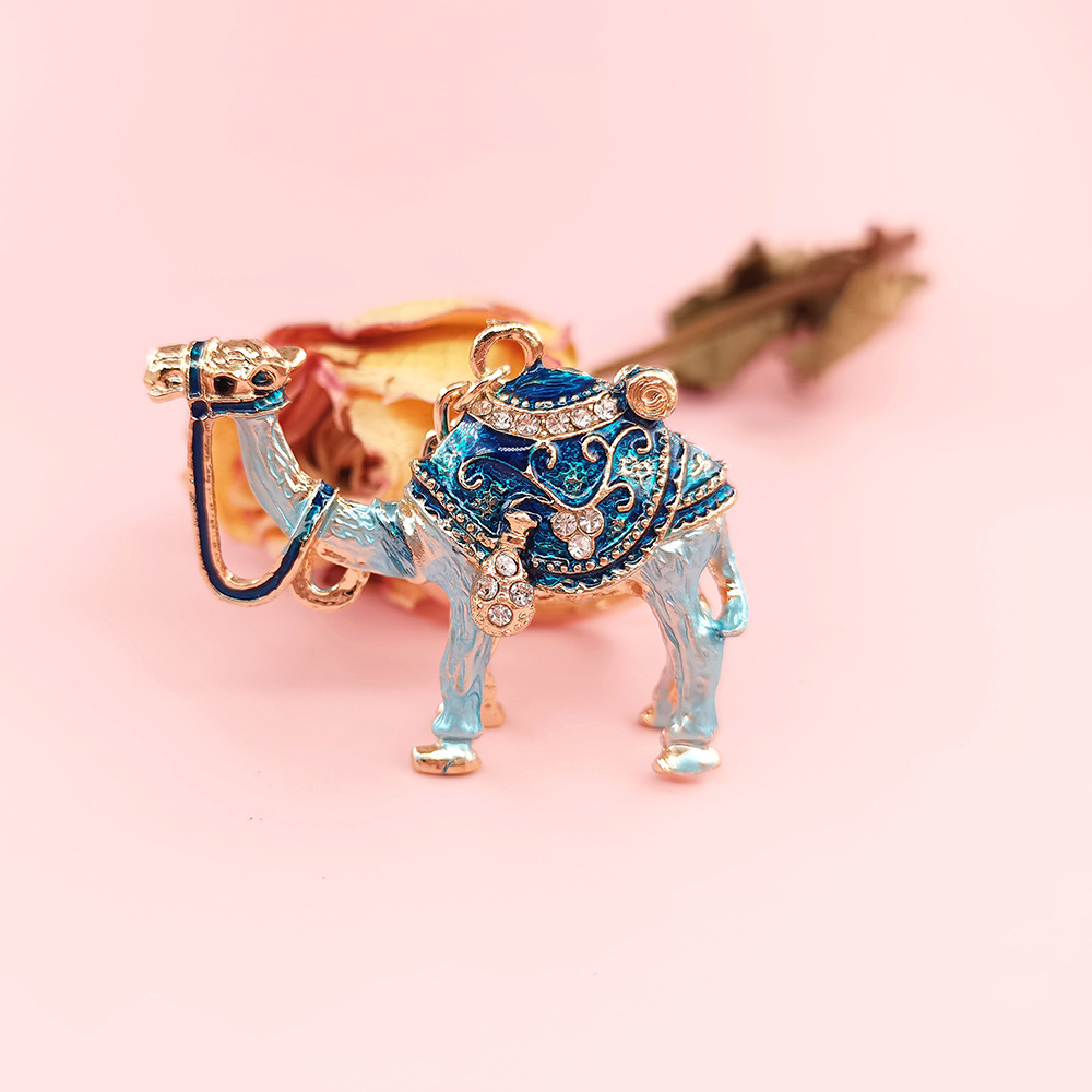 Рекомендация для новых посетителей: сувенир в этническом стиле «Шелкового пути» из Синьцзяна — брелок-украшение в виде верблюда, инкрустированный бриллиантами.