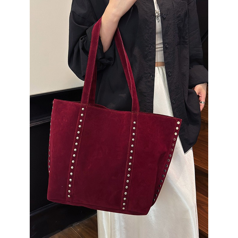 Новая замшевая сумка-тоут с большой вместимостью. Высококачественная сумка через плечо с заклепками. Популярная за рубежом ретро-сумка через плечо.