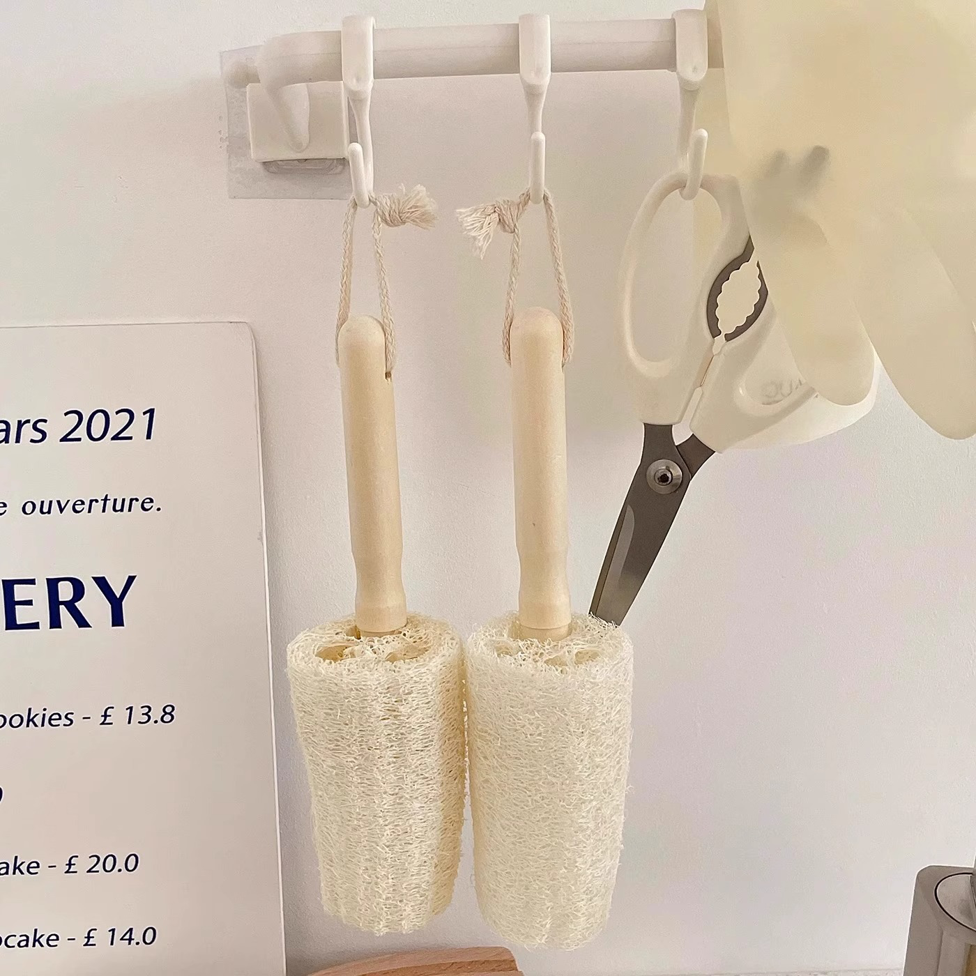 Скребок с ручкой из массива дерева и мочалкой из люфы, подвесной с длинной ручкой, скребок для сковороды с антипригарным покрытием для домашнего использования