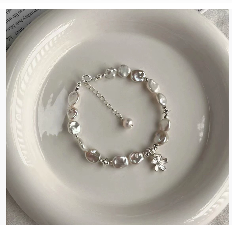 Изящный браслет Denise из серебра и жемчуга Нишевый дизайн с утонченной привлекательностью Цветочные украшения с элегантной простотой Универсальные и легко стильные