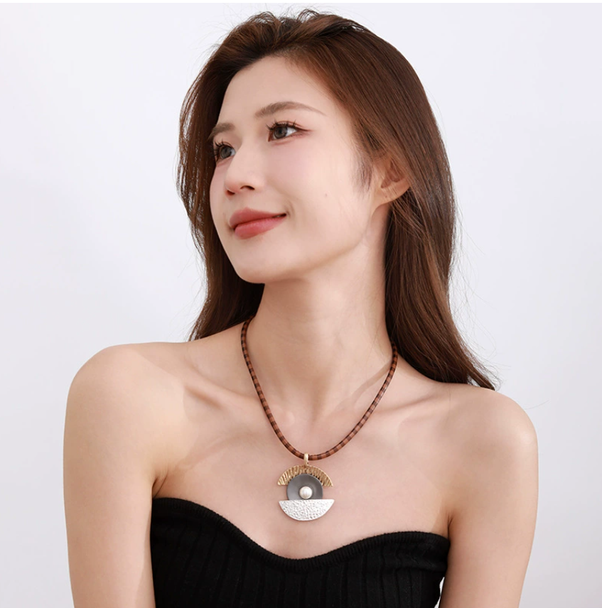 Эксклюзивная трансграничная модель: популярное в Европе и Америке изысканное колье с подвеской из сплава нестандартной геометрической формы для женщин отличается ярким дизайном с цветовыми блоками, идеально подчеркивающим ключицы.