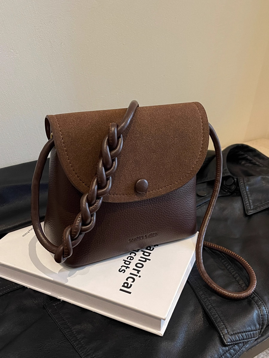 Модные сумки этого года: новинки 2026 года — модные сумки через плечо небольшого размера, текстурированные и стильные сумки-ведра через плечо для женщин.