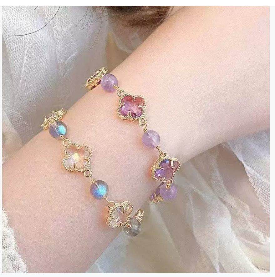 Премиальный браслет с четырехлистным клевером для женщин, достойный Instagram Нишевый дизайн Регулируемый браслет с кристаллами Уникальная эстетика для женщин