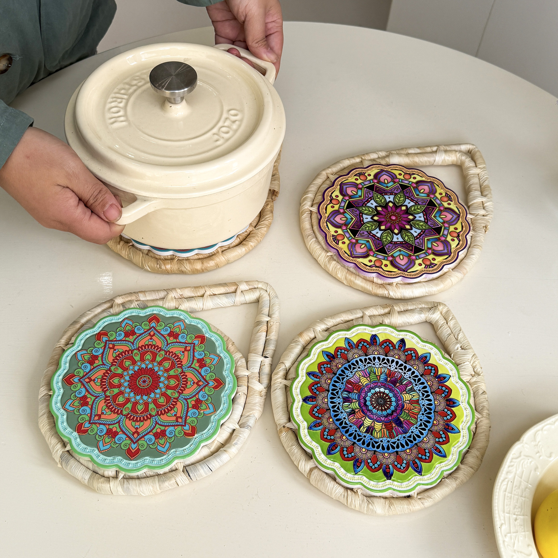 Высококачественная толстая теплоизолирующая керамическая подставка под кастрюлю с плетением из ротанга и богемским цветочным узором Культурная и творческая этническая подставка под тарелку из Синьцзяна