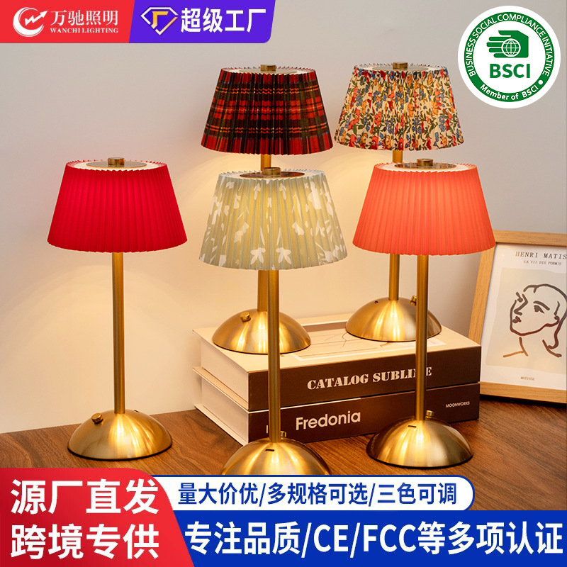 Трансграничная винтажная настольная лампа с тиснением во французском стиле Индивидуальная настольная лампа с высоким стеблем и складками для спальни Прикроватный ночник с тканевым принтом Премиум